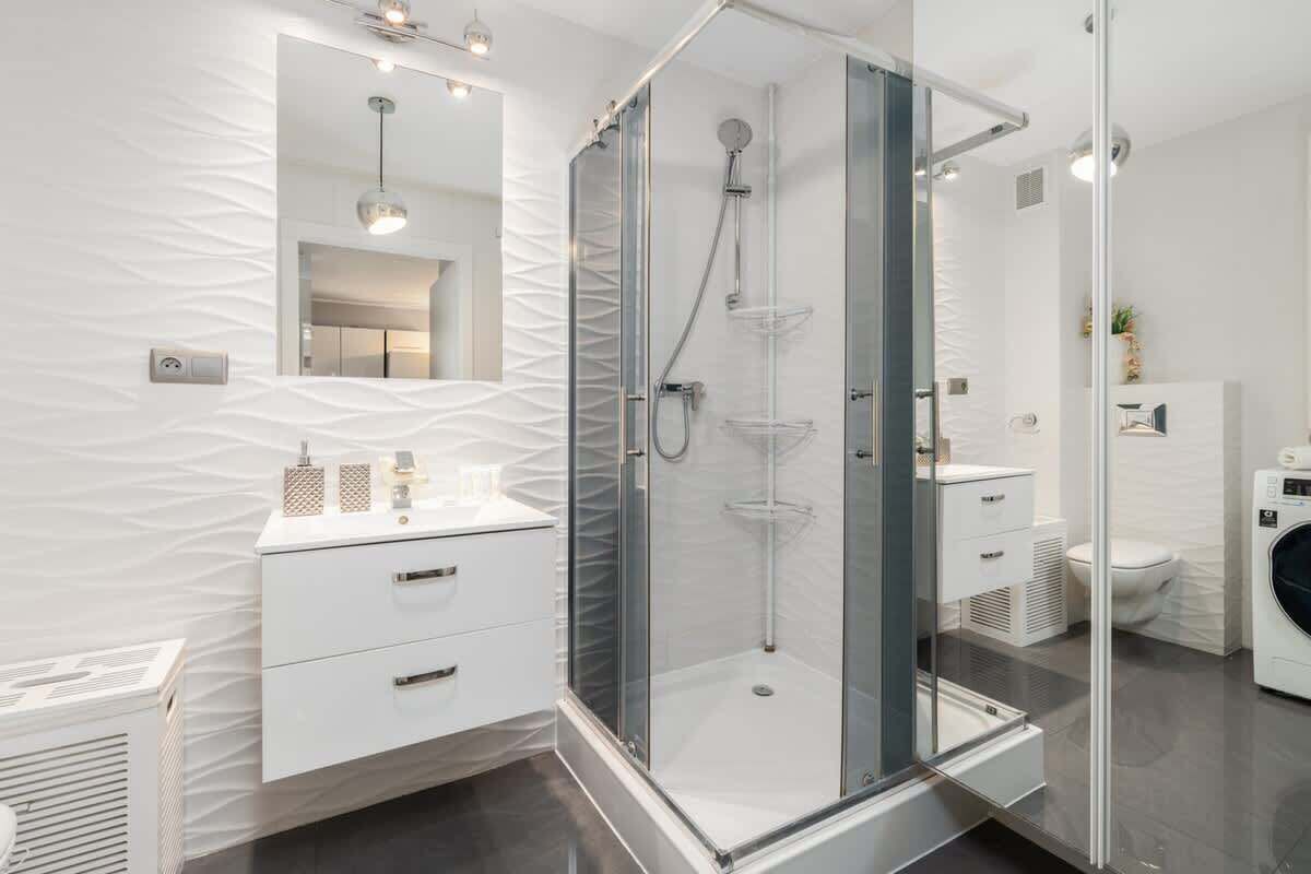 Douche, sèche-cheveux, shampoing
