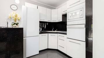 Refrigerador, microondas, horno y parrilla de estufa