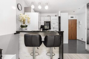 Kühlschrank, Mikrowelle, Ofen, Herdplatte