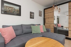 TV - Spacious Apartment | 3 Bedrooms | Parking | Close to Metro (Warszawa)