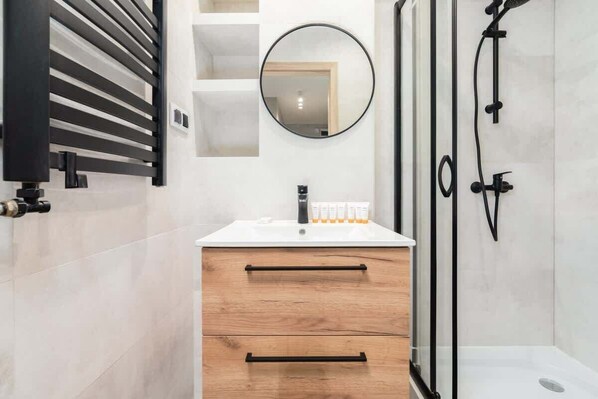 Shower, hair dryer, shampoo