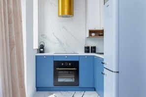 Fridge, oven, stovetop, dishwasher