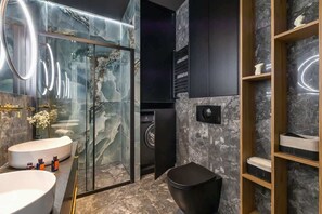 Shower, hair dryer, shampoo - Elegant Apartment | Air Conditioning, Balcony, Close to Market Square (Kraków)