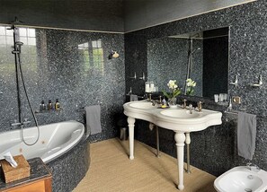Habitación romántica | Baño | Bañera y ducha independientes y cabezal de ducha tipo lluvia