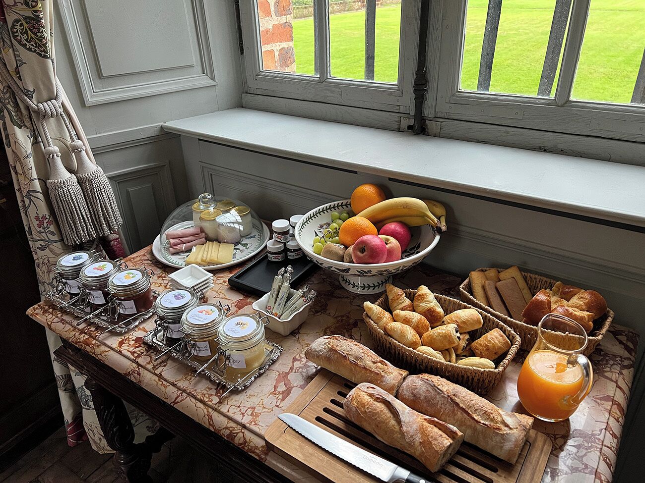 Un bufé de desayuno con diversos alimentos y salsas.