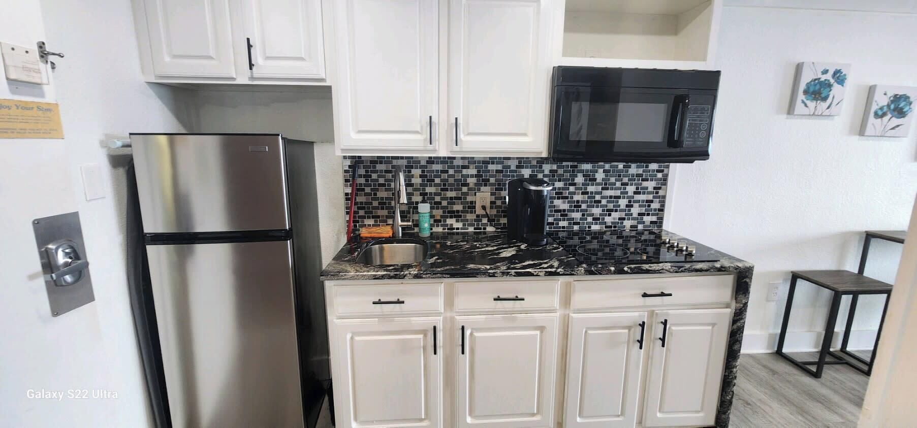 Fridge, oven, stovetop, coffee/tea maker