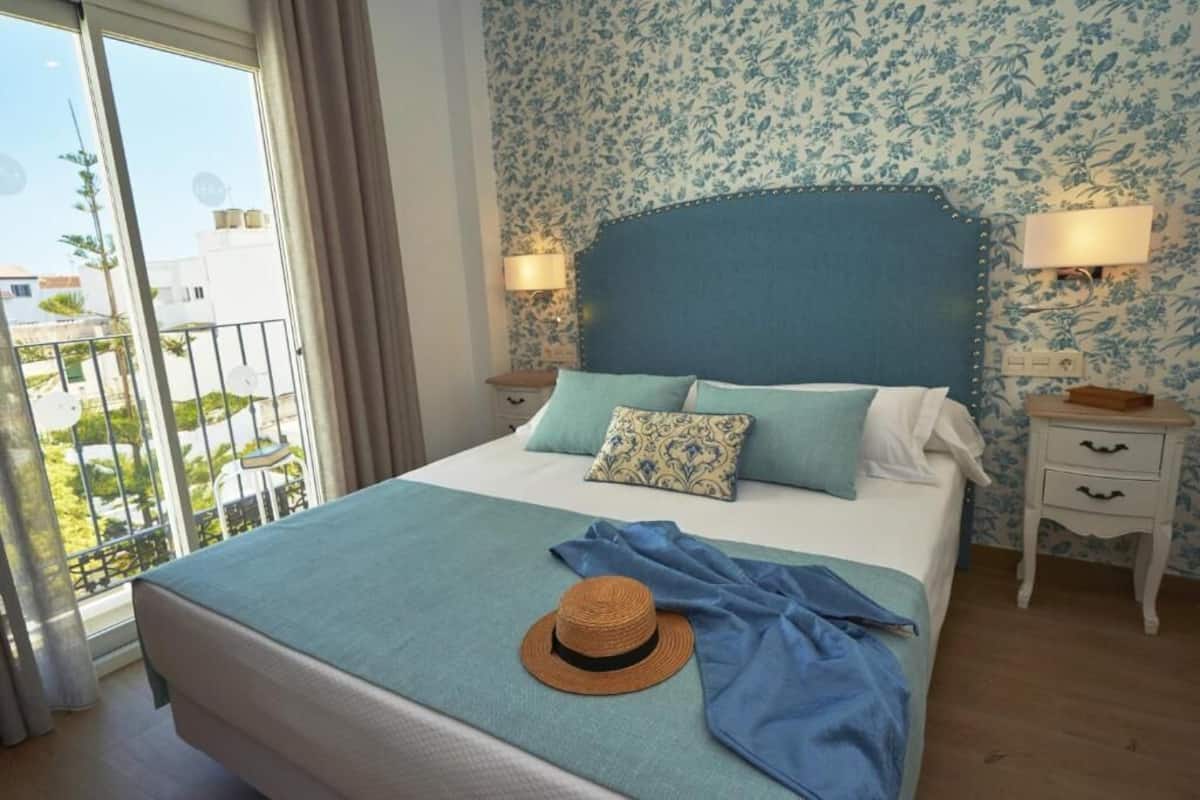 Double Room, Balcony | Minibar, in-room safe, desk, laptop workspace