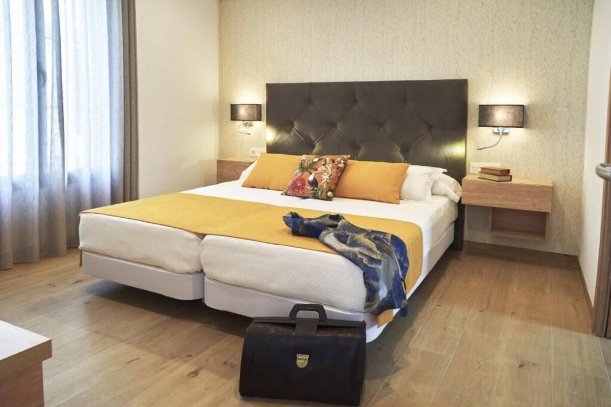 Double Room, Accessible | Minibar, in-room safe, desk, laptop workspace