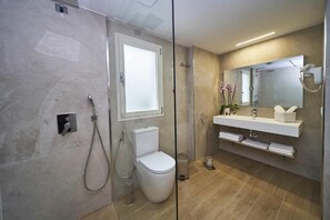Shower, towels - Hostal Boutique Aurora (Nerja)