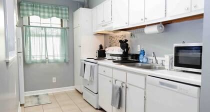 3-Bed Athens Getaway right near UGA! Pool, Parking, SmartTV