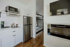 Frigorifero, microonde, piano cottura, lavastoviglie