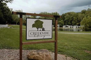 Property grounds - Creekside Cabin by Creekside Hideaway (Gatlinburg)