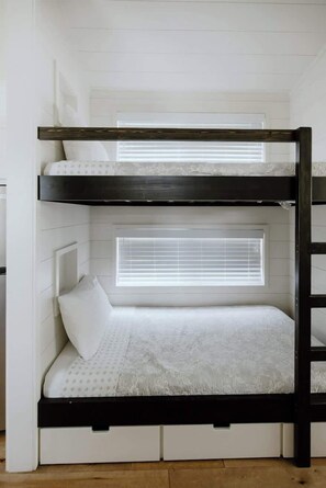 1 bedroom, WiFi, bed sheets - Groundhog Cabin by Creekside Hideaway (Gatlinburg)