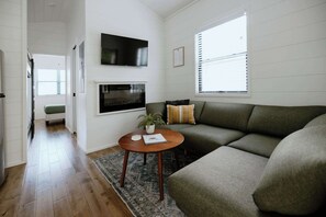 Een televisie en een open haard