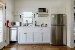 Réfrigérateur, micro-ondes, plaque de cuisson, lave-vaisselle