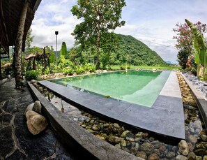 Piscina all'aperto, servizio di salvamento in loco