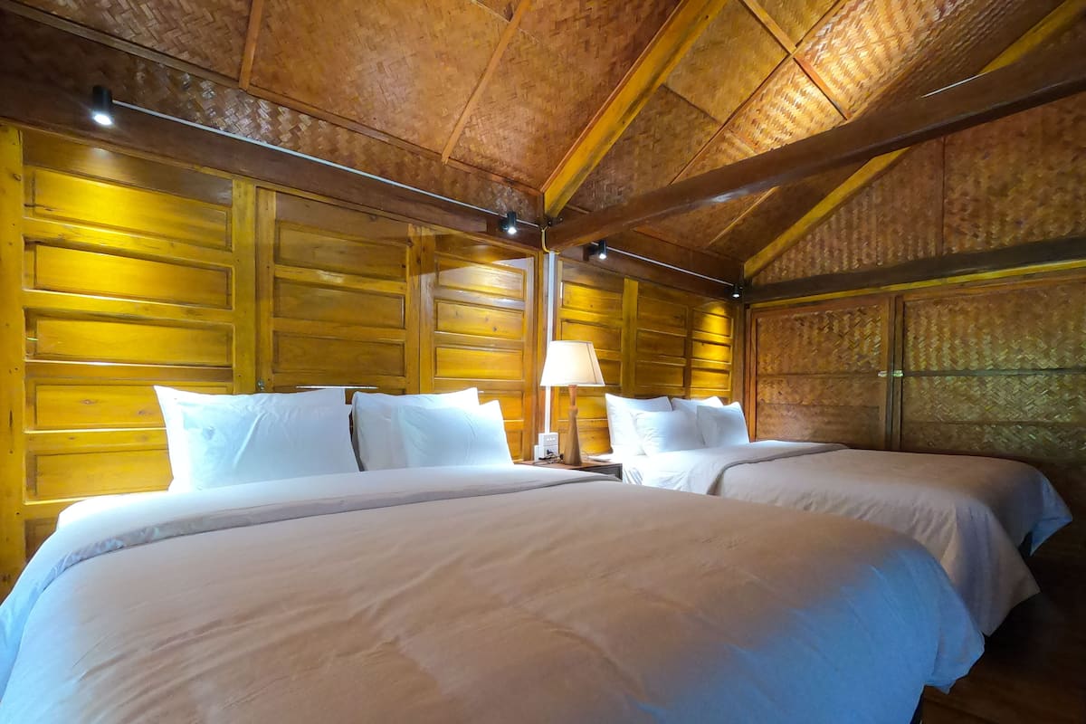 1 bedroom, Egyptian cotton sheets, premium bedding, down comforters