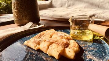 Lautasella on jälkiruokaa, mittakupissa nestettä ja pöydällä koristeellinen maljakko.