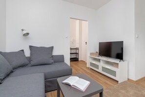 Studio, Balcony