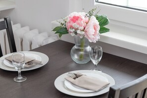 Studio, balcon | Repas dans la chambre