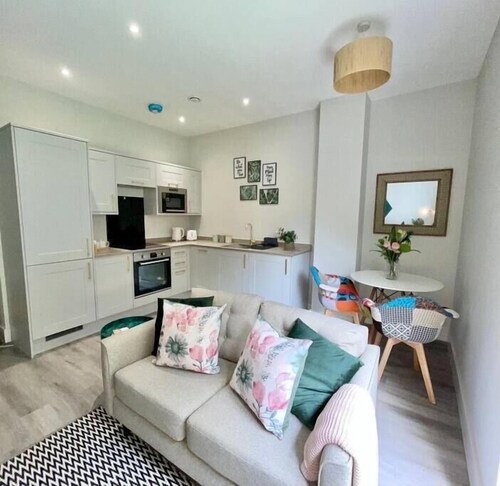 Gorgeous New 1-Bed, Town Centre, Parking & Garden