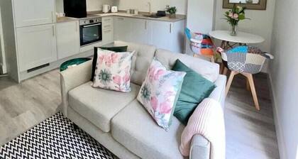 Gorgeous New 1-Bed, Town Centre, Parking & Garden