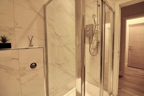 Shower, hair dryer, towels - Large Studio Apt, Close to Beach w/ Free Parking! (Bournemouth)