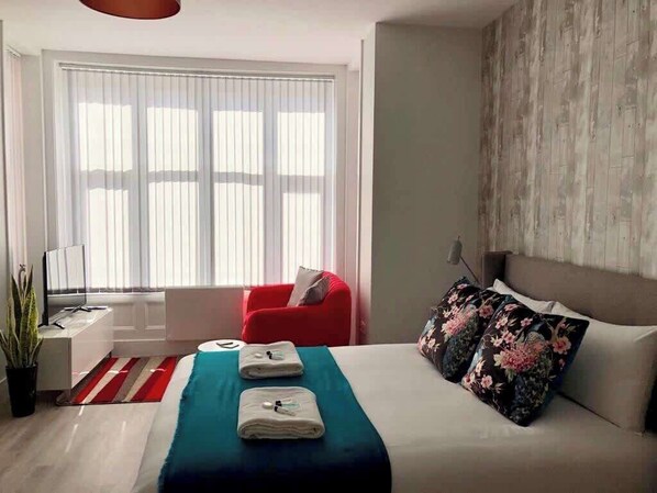 Iron/ironing board, travel cot, WiFi, bed sheets