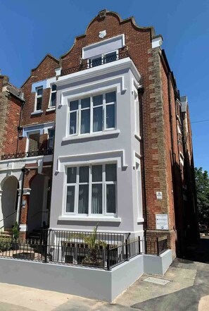 Exterior - Large Studio Apt, Close to Beach w/ Free Parking! (Bournemouth)