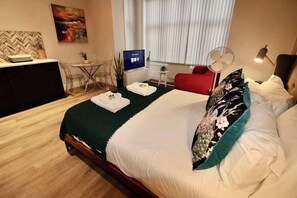 Strykejern/-brett, reiseseng for barn, wi-fi og sengetøy