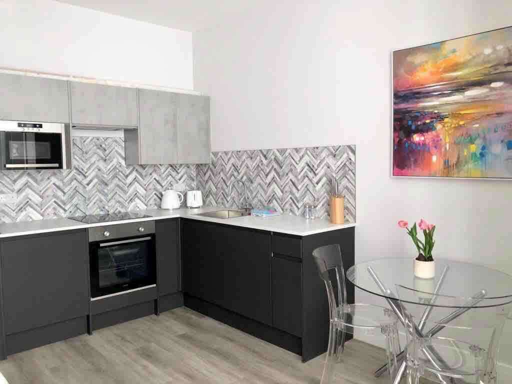 Geladeira, micro-ondas, fogão, cooktop