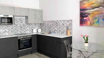 Geladeira, micro-ondas, fogão, cooktop