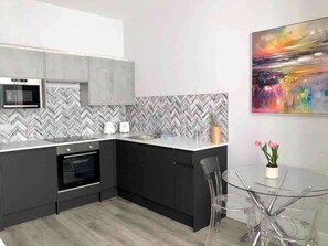 Kjøleskap, mikrobølgeovn, ovn og kokeplater