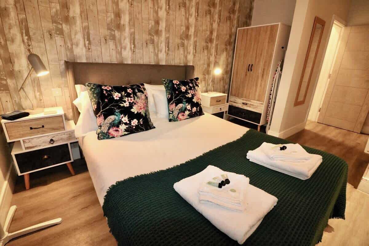 Iron/ironing board, travel crib, WiFi, bed sheets
