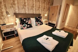 Iron/ironing board, travel crib, WiFi, bed sheets - Large Studio Apt, Close to Beach w/ Free Parking! (Bournemouth)