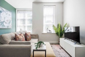 TV, foosball, offices - Light, Bright & Full of Style. 1-Bed Apt with PKG (Bournemouth)