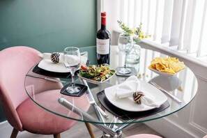 Dining - Light, Bright & Full of Style. 1-Bed Apt with PKG (Bournemouth)