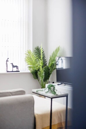 Interior - Light, Bright & Full of Style. 1-Bed Apt with PKG (Bournemouth)