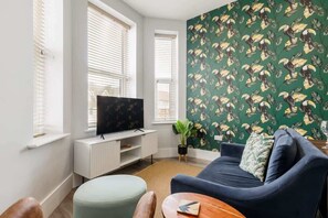 Fernseher, Videospiele, Tischfußball, Arbeitsbereiche