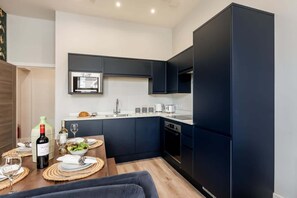 Fridge, microwave, oven, stovetop - Gorgeous Family 2-Bed Apt w/ Free Gym & Parking (Bournemouth)