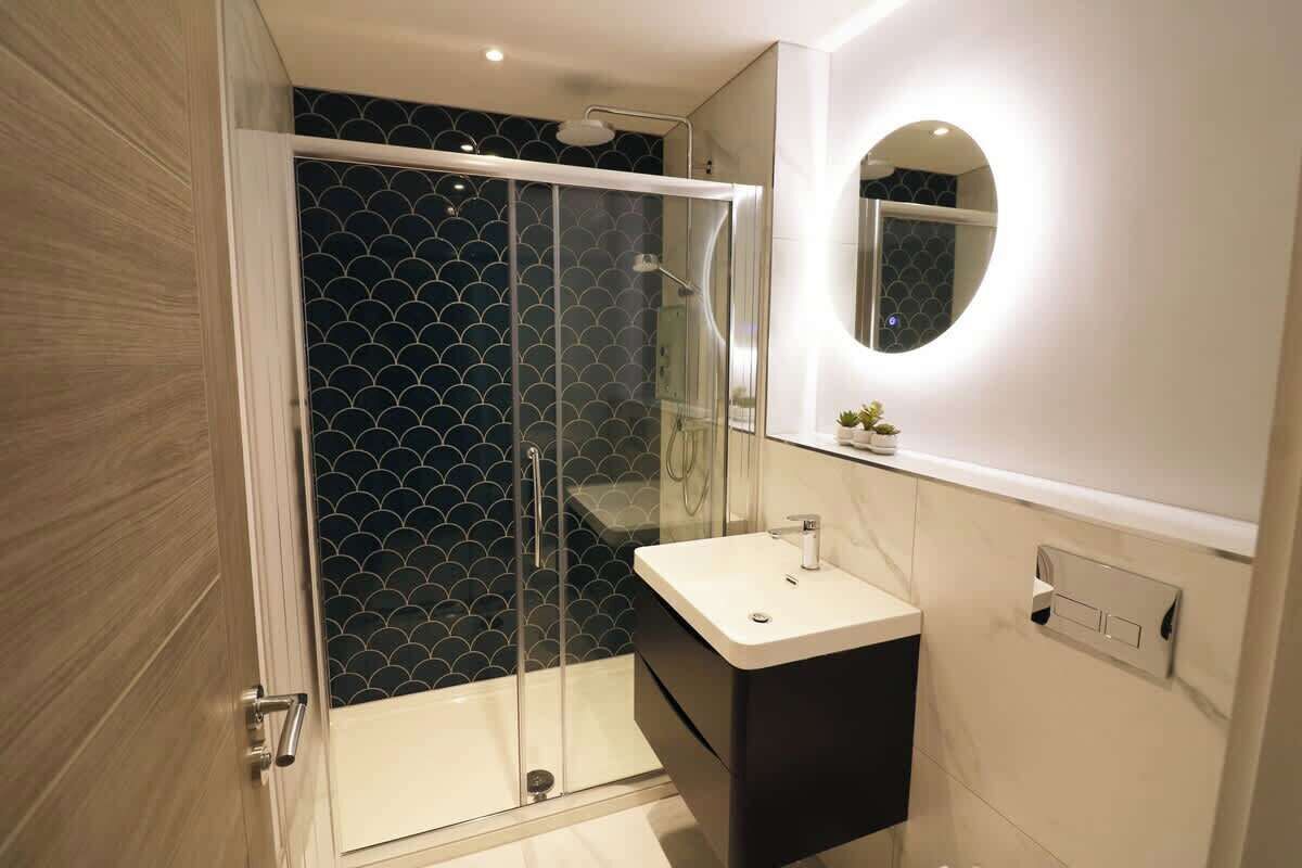 Shower, hair dryer, towels, shampoo