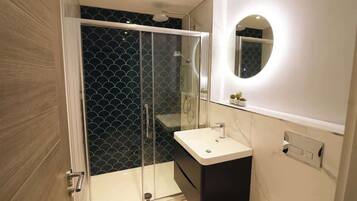 Shower, hair dryer, towels, shampoo