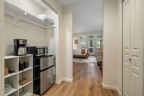 Studio Suite, 1 Queen Bed | Interior - Widgi Creek Hideaway (Bend)