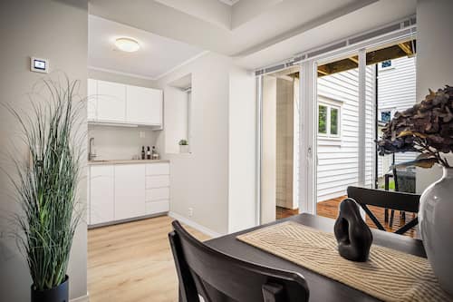 Appartement, 2 slaapkamers | Privékeuken | Een koelkast met diepvriezer, een oven, een kookplaat, een vaatwasser