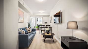 Departamento, 2 habitaciones | Área de sala de estar | Televisión de pantalla plana