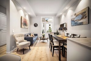 Apartamento, 3 habitaciones | Zona de estar | Una televisión de pantalla plana