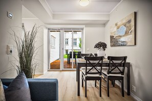 Apartemen, 2 kamar tidur | Setrika/meja setrika dan Wi-Fi gratis