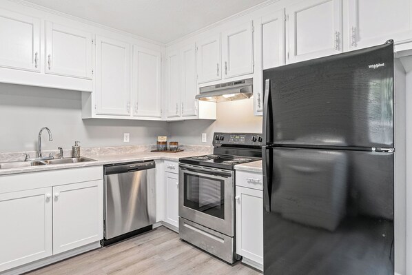 House, Multiple Beds, Kitchen, Garden View | Private kitchen | Fridge, microwave, oven, dishwasher