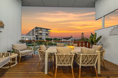 "Villa on Newport Lake" - Newport Q 4020