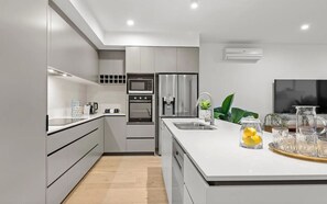 Microwave, oven, stovetop, dishwasher - "Villa on Newport Lake" - Newport Q 4020 (Newport)